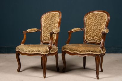 Paire de fauteuils cabriolet. 
Époque Louis...