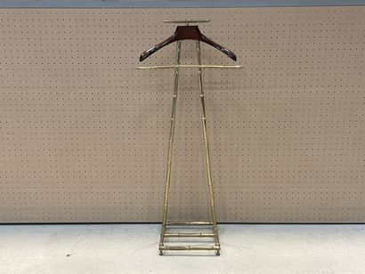 Valet de chambre en métal doré à l'imitation...