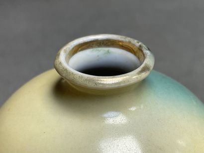 AUTRICHE vase en porcelaine à décor de femme...