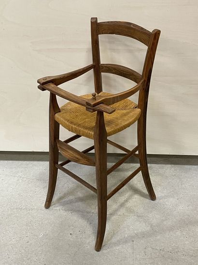 Chaire haute d'enfant en chêne, paillée.
Barre...