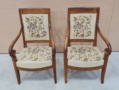 Paire de fauteuils en noyer, accotoirs crosse,...