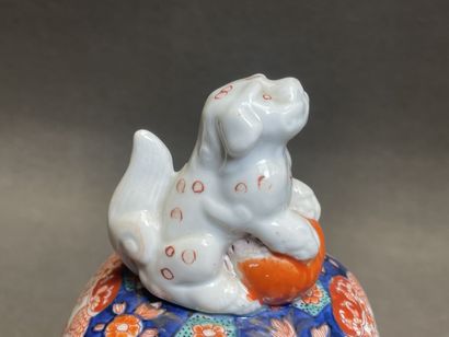 Vase quadrangulaire couvert en porcelaine...