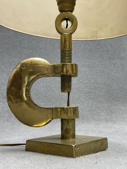 Lampe en bronze figurant une manille de bateau,...