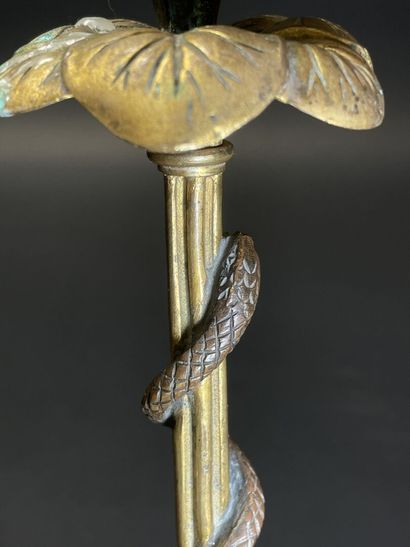 Paire de bougeoirs en bronze à décor de feuilles...
