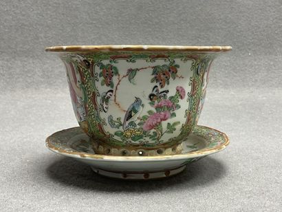 Vase et cache pot en porcelaine de Canton....