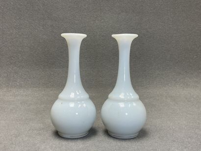 Trois vases et deux cache-pots en verre opalin....