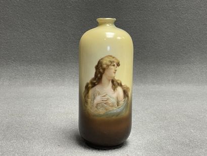 AUTRICHE vase en porcelaine à décor de femme...