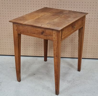 Petite table en merisier à un tiroir
H: 70...