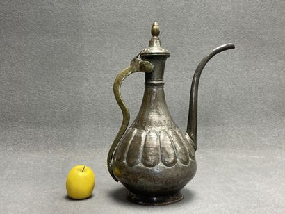 Grande aiguière orientale en cuivre et laiton.
Afrique...