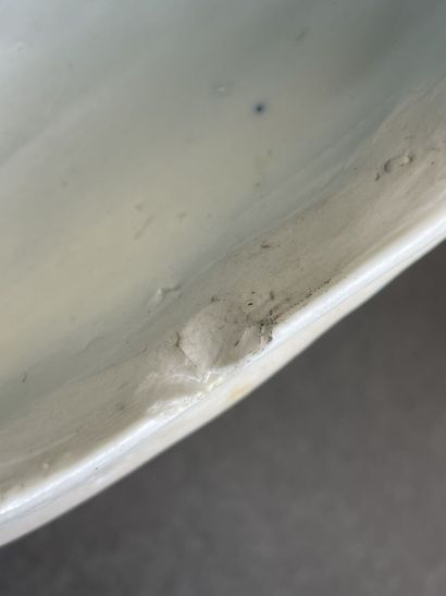Vase quadrangulaire couvert en porcelaine...