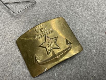 Lot militaire: 
Képis, calot, épaulettes...