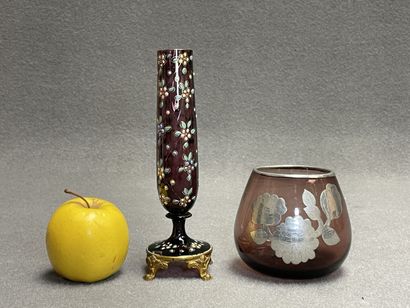 Vase soliflore à décor émaillé, monture en...