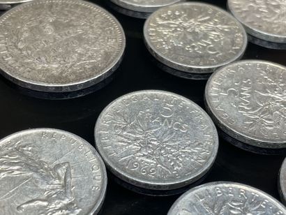 Pièces en argent:
- 33 pièces de 5 francs...