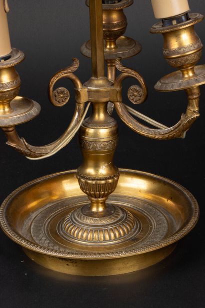 Lampe bouillotte à trois lumières en bronze...