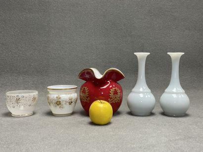 Trois vases et deux cache-pots en verre opalin....