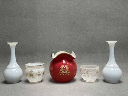 Trois vases et deux cache-pots en verre opalin....