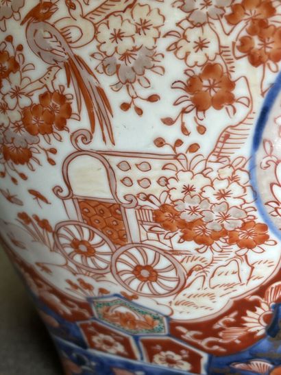 Vase quadrangulaire couvert en porcelaine...