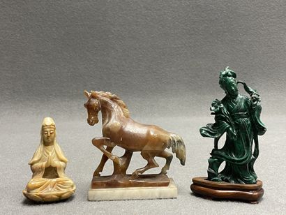 Trois sculptures en pierre dure. 
H. :10...