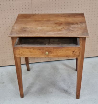 Petite table en merisier à un tiroir
H: 70...