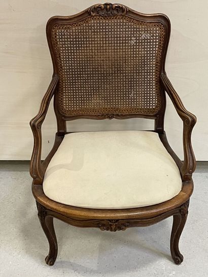 Fauteuil canné de style Louis XV. 
H. :94...