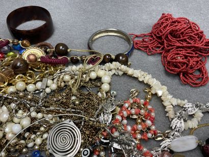 Lot de bijoux fantaisie, collier, bagues,...