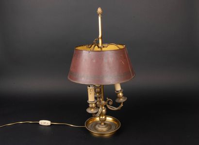 Lampe bouillotte à trois lumières en bronze...