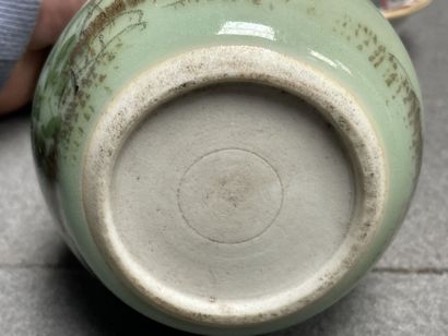 Trois vases et coupelle en porcelaine de...