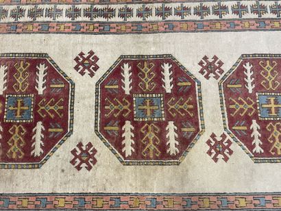 Tapis laine. 
250 x 145 cm.