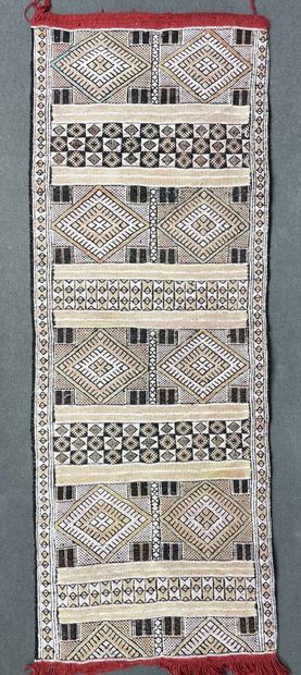 Quatre tapis et un coussin. 
130 x 50 cm,...