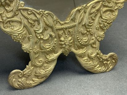Miroir de table cadre en métal doré. 
55...