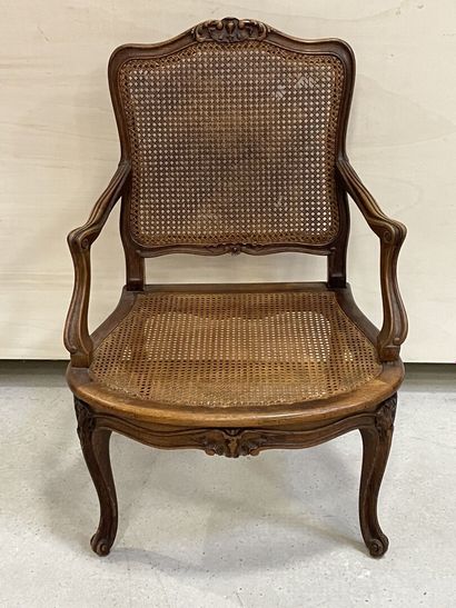 Fauteuil canné de style Louis XV. 
H. :94...