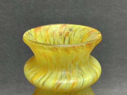 Vase en verre marmoréen jaune.
Style Art...