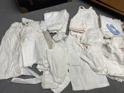 Poupée Unis France 301 taille 4 , avec malle...
