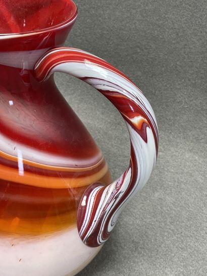 Grand pichet en verre soufflé rouge et blanc.
H:...