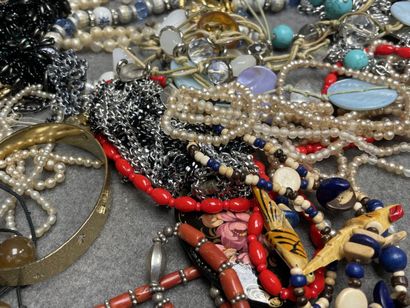 Lot de bijoux fantaisie, collier, bagues,...