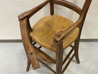 Chaire haute d'enfant en chêne, paillée.
Barre...