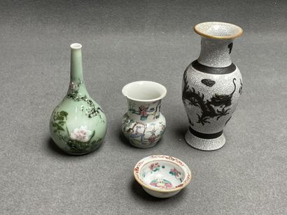 Trois vases et coupelle en porcelaine de...