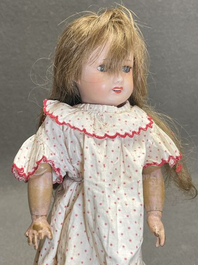 Poupée Unis France 301 taille 4 , avec malle...
