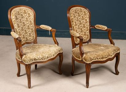 Paire de fauteuils cabriolet. 
Époque Louis...