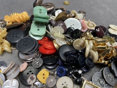 Important lot de boutons de couture.