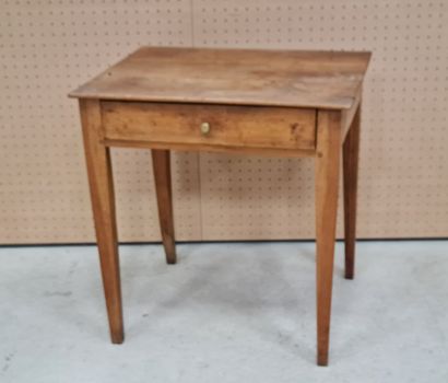 Petite table en merisier à un tiroir
H: 70...