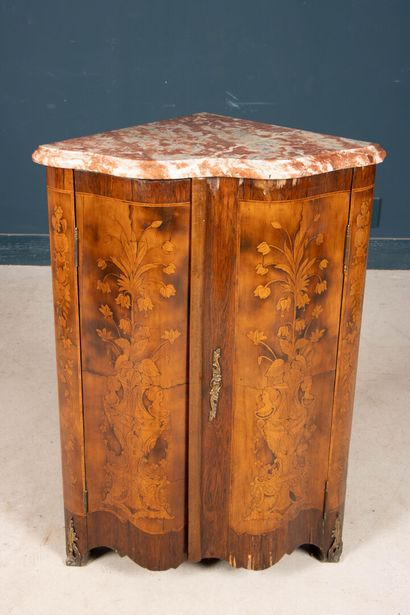 Encoignure en marqueterie de vases de fleurs,...