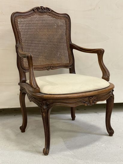 Fauteuil canné de style Louis XV. 
H. :94...