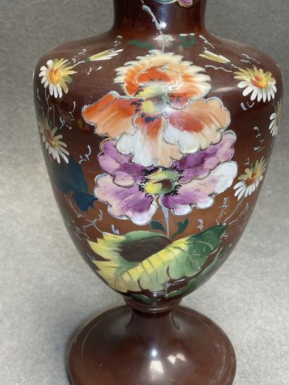 Vase sur piédouche en opaline à décor de...