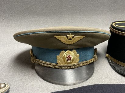 Lot militaire: 
Képis, calot, épaulettes...