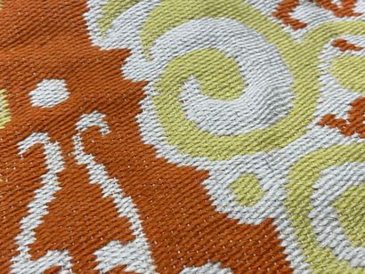 Tapis de table mécanique jaune. 
180 x 120...