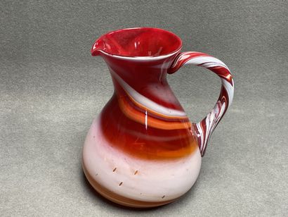 Grand pichet en verre soufflé rouge et blanc.
H:...