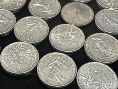 Pièces en argent:
- 33 pièces de 5 francs...