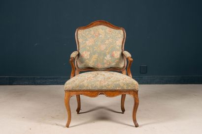 Fauteuil en noyer mouluré à dossier plat...