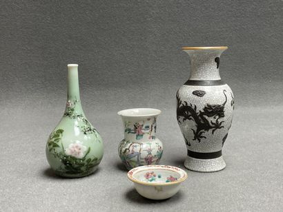 Trois vases et coupelle en porcelaine de...